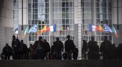 Transeúntes ante uno de los edificios de la UE en Bruselas.