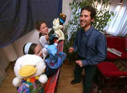 El pedagogo Samuel J. Crombé con unas escolares que se familiarizan con sus marionetas.