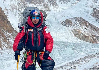 Nirmal Purja, camino del campo 1 del K2, en un imagen de su cuenta de Instagram.