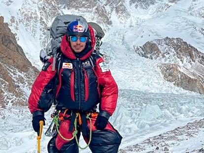 Nirmal Purja, camino del campo 1 del K2, en un imagen de su cuenta de Instagram.