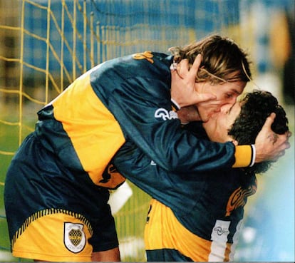 El beso del alma entre Maradona y Caniggia en la Bombonera. 