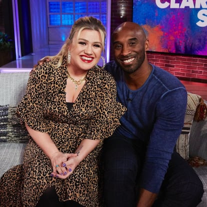 La cantante Kelly Clarkson, a través de la cuenta de Twitter de su programa de televisión, ha mostrado sus condolencias y las de su equipo: "Era un padre, un marido y un increíble atleta y uno de los invitados más amables que hemos tenido en nuestro programa".