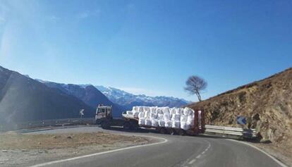 Un camió trasllada neu a l'estació de Baqueira-Beret.