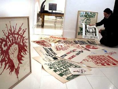 Montaje de los carteles de la exposición <i>Mayo 68</i> en la galería Miquel Alzueta de Barcelona.