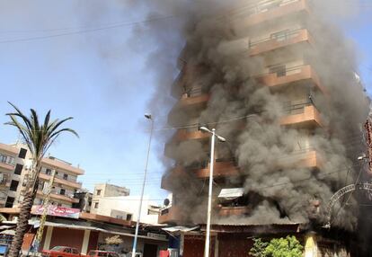 Un edificio arde en el barrio de Bab al Tebaneh, en Trípoli, durante los combates registrados entre facciones sirias, en una imagen tomada el 21 de agosto.