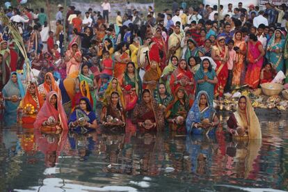 Indian Hindu devotees perform rituals as they offer prayers to the Sun God in the River Sabarmati during Chhath Puja festival in Ahmadabad, India, Thursday, Oct. 26, 2017. On Chhath, an ancient Hindu festival, rituals are performed to thank the Sun God for sustaining life on earth. (AP Photo/Ajit Solanki)