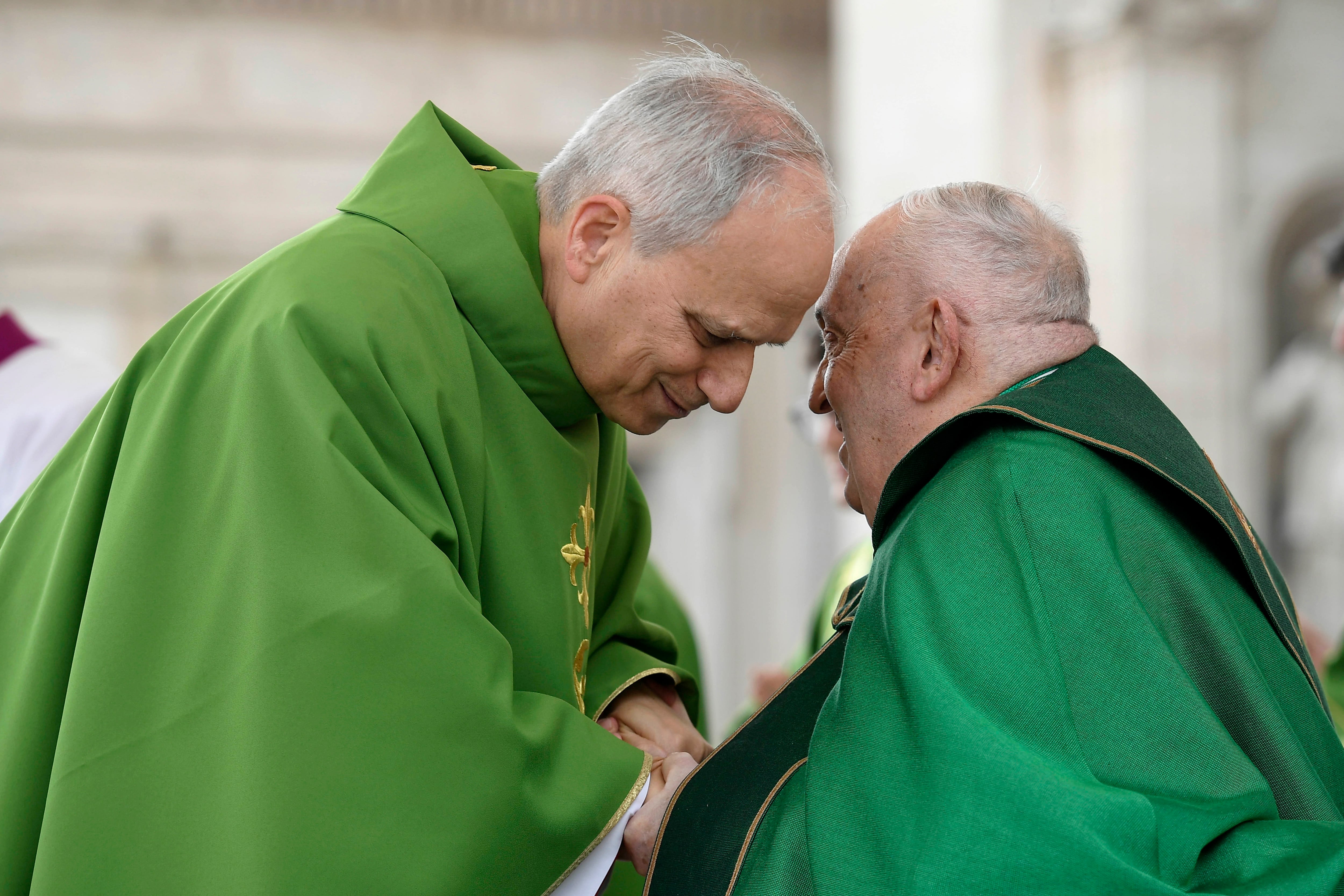 El papa Francisco saluda al entonces cardenal  Robert Francis Prevost durante una misa en la Plaza de San Pedro, en febrero de 2025.