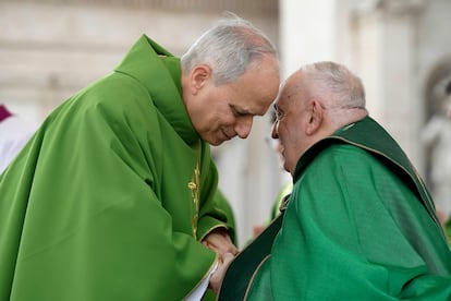 El papa Francisco saluda al entonces cardenal Robert Francis Prevost durante una misa en la Plaza de San Pedro, en febrero de 2025.