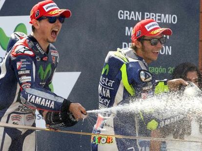 Jorge Lorenzo  y Valentino Rossi celebran su primer y tercer puesto