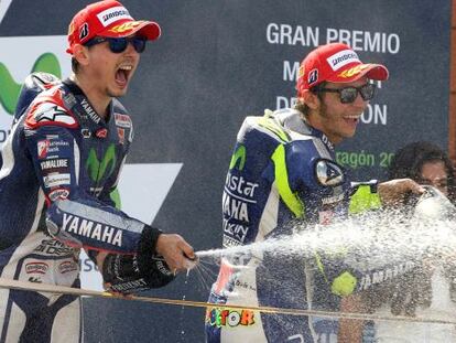 Jorge Lorenzo i Valentino Rossi celebren el primer i el tercer lloc.