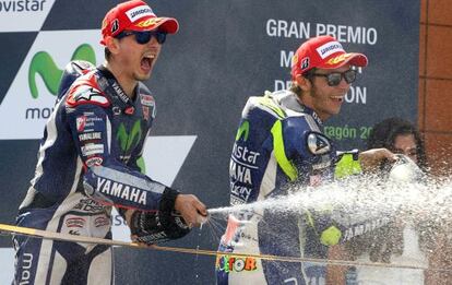 Jorge Lorenzo  y Valentino Rossi celebran su primer y tercer puesto