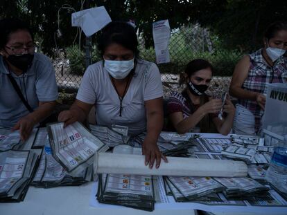 Las funcionarios electorales cuentan las boletas en una mesa de votación en Acapulco, Guerrero en las elecciones federales de junio de 2021.