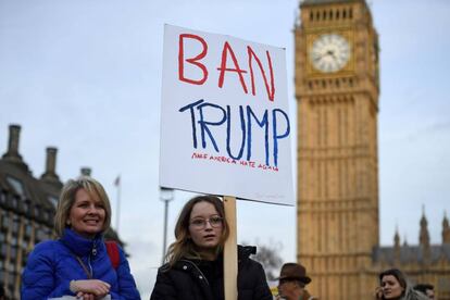 "Prohibir a Trump", reza la pancarta de una manifestante frente a Westminster.