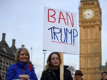 &quot;Prohibir a Trump&quot;, reza la pancarta de una manifestante frente a Westminster.