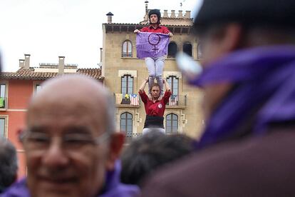 Castells a la plaça major de Vic amb motiu de la vaga del 8-M.