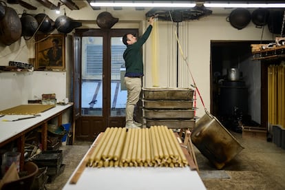 El taller donde Joaquín Donézar Polo hace las velas está en el piso de arriba de su tienda, en Pamplona.