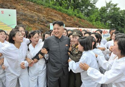 Kim Jong-un visita una granja de setas. Fotografía sin fecha publicada por la KCNA el 16 de julio de 2013.