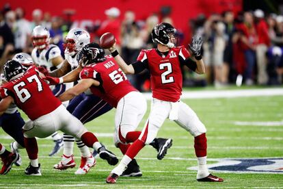 Matt Ryan de los Atlanta Falcons lanza un pase contra los New England Patriots.