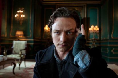 El actor escocés James McAvoy ('Expiación') encarna al joven profesor Charles Xavier, quien recluta a mutantes de todo el mundo para formar los X-Men.