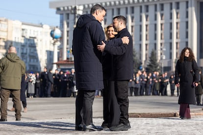 El presidented el Gobierno de Espa?a, Pedro Snchez (a la izquierda), conversa con el homlogo ucranio, Volodmir Zelenski, y su esposa, Olena Zelenska, este lunes en Kiev.