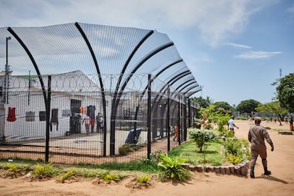 El patio de la prisión de máxima seguridad de Maputo. Aquí, rodeados por un doble muro de metal y concertina, y con un exterior de jardines, los reclusos matan el tiempo charlando y comiendo y secan la ropa al sol. Pero, dentro de los dos módulos de aislamiento para pacientes con tuberculosis a los que este medio ha tenido acceso, los enfermos se encontraban en condiciones de hacinamiento, viviendo y compartiendo vida en habitáculos de cemento poco ventilados, con varios colchones en el suelo.