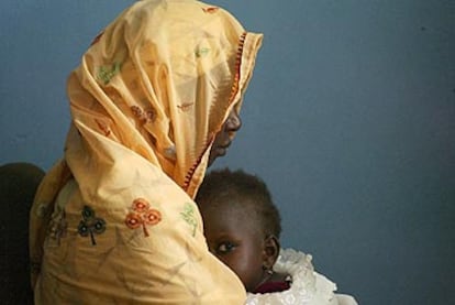 Amina Lawal y su hija, Wasila, antes de conocer el veredicto.