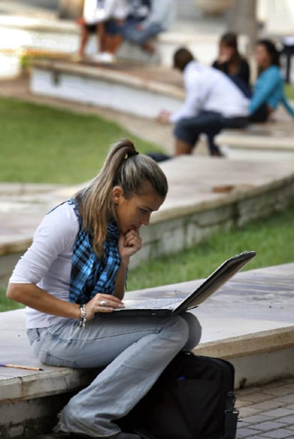 Una estudiante en la Universidad de Alicante.