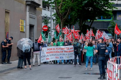 Trabajadores de Inspección protestan en Madrid, frente a la sede de Inspección, el 7 de junio.