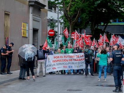 Trabajadores de Inspección protestan en Madrid, frente a la sede de Inspección, el 7 de junio.