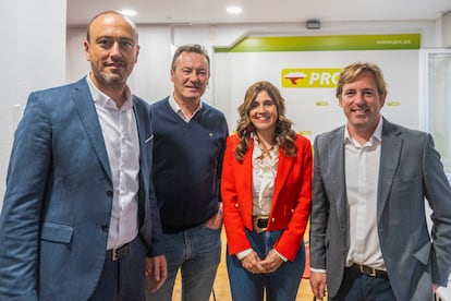Paula Fernández, junto a Pablo Diestro (derecha), el rival al que ha derrotado en las primarias, en una imagen del mes pasado.
