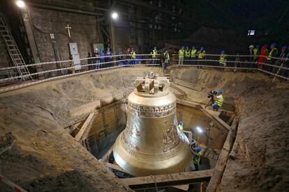 Imagen de la mayor campana oscilante del mundo en la fundición Metalodlew SA en Cracovia, Polonia. La campana pesa 50 toneladas y colgará de la nueva torre de la Basílica del Divino Padre Eterno en Trindade (Brasil).