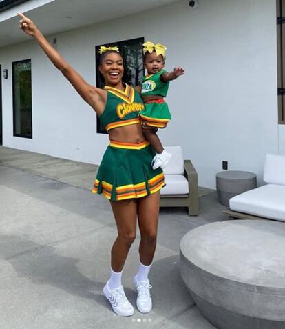 La actriz y cantante Gabrielle Union y su hija Kaavia James se disfrazaron de animadoras a juego.