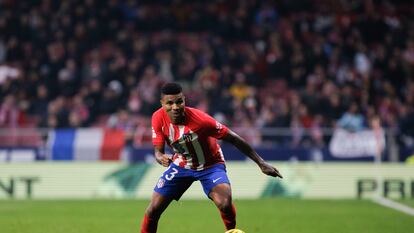 Reinildo Mandava conduce el balón durante el Atlético-Rayo Vallecano de esta temporada.