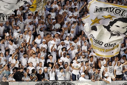 Aficionados esperan a Neymar antes de ser presentado como nuevo fichaje del Santos, este viernes en la ciudad homnima.