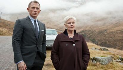 Daniel Craig, con Judi Dench, en una escena de 'Skyfall'.
