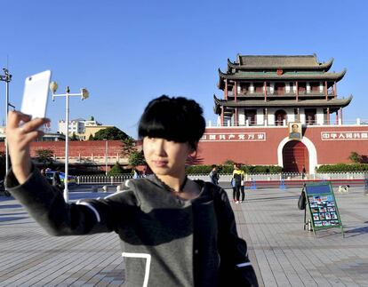 <p>La ciutat xinesa de Yinchuan està considerada un dels millors exemples de desenvolupament intel·ligent del gegant asiàtic. De fet va allotjar una de les principals fires de ‘smart cities’ del seu continent.</p> <p>Basten uns quants anotacions per donar una mesura de l'avançada que està la ciutat, situada prop de la frontera amb Mongòlia: els contenidors d'escombraries compacten els residus i funcionen amb energia solar (també avisen per a la seva recollida quan estan plens), els metges assignen teràpies remotes a través del mòbil, en l'entrada de l'Ajuntament et saluden dos hologrames-assistents i l'autobús municipal es paga a través de reconeixement facial. Sí, la teva cara està associada al teu compte, literalment.</p>