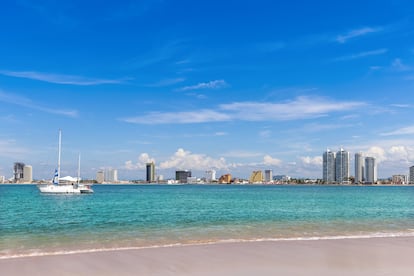 Vista de el malecón de Isla de Venados, Mazatlán, México.