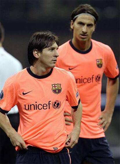 Ibrahimovic y Messi, en el partido ante el Inter.