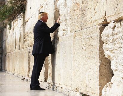 El presidente Donald Trump coloca su mano en el Muro de las Lamentaciones en Jerusalén, el 22 de mayo de 2017, antes de hacer una oración entre los bloques de piedra del lugar religioso.