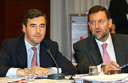 Los ministros de Justicia, Ángel Acebes, (izquierda) y del Interior, Mariano Rajoy, ayer en Bruselas.