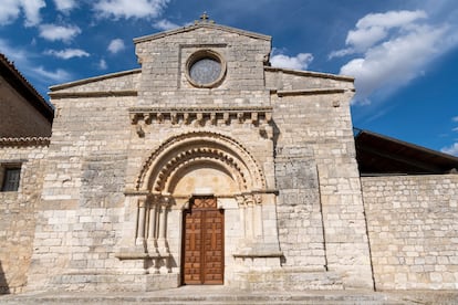 Iglesia románica de Santa María de la O, en Wamba.
