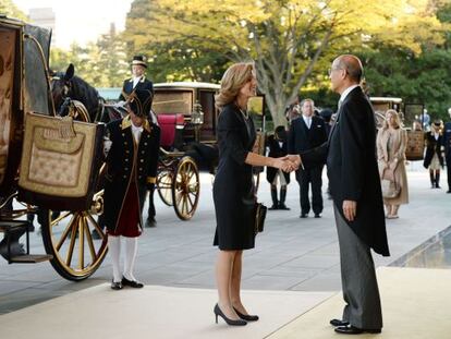 Caroline Kennedy es recibida por el jefe de protocolo del emperador Akihito, antes de la ceremonia.