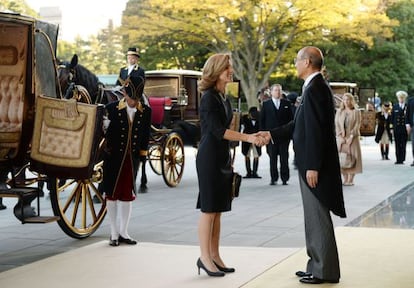 Caroline Kennedy es recibida por el jefe de protocolo del emperador Akihito, antes de la ceremonia.