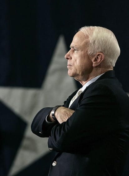 El senador de Arizona, en febrero de 2007 en San Antonio (Tejas). La campaña para la elección del candidato republicano le llevó al feudo de George W. Bush, su rival en el partido durante años.