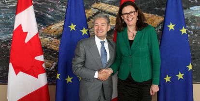El ministro de Comercio de Canadá, Francois-Philippe Champagne, saluda a la comisaria europea de Comercio, Cecilia Malmstrom.