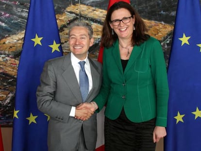 El ministro de Comercio de Canadá, Francois-Philippe Champagne, saluda a la comisaria europea de Comercio, Cecilia Malmstrom.