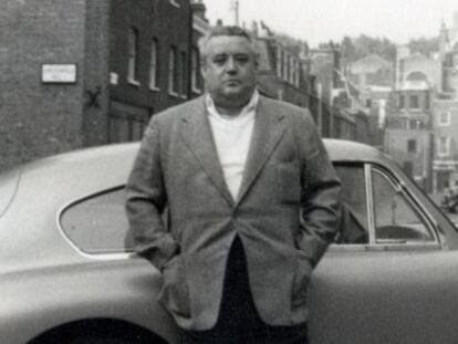 Edgar Neville y su Aston Martin, uno de sus coches más queridos.