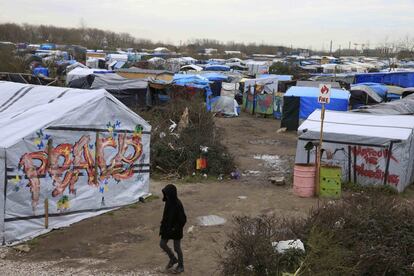 El Ejecutivo francés considera que la llamada "jungla" de Calais no reúne las condiciones humanitarias necesarias para albergar a los inmigrantes.