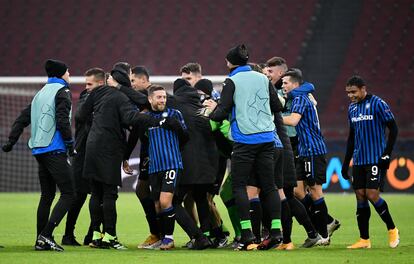 Los jugadores del Atalanta celebran su victoria contra el Ajax en Ámsterdam, que los clasificó para octavos.