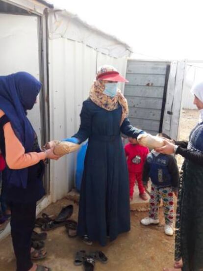 Una voluntaria reparte kits con materiales sanitarios para que las mujeres y las niñas elaboren ellas mismas sus mascarillas en el campamento de refugiados de Azraq.